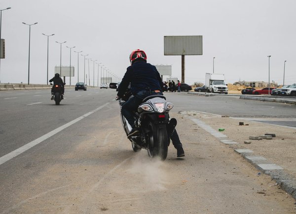 What are the qualifications and training required to become a driving instructor in the UK?